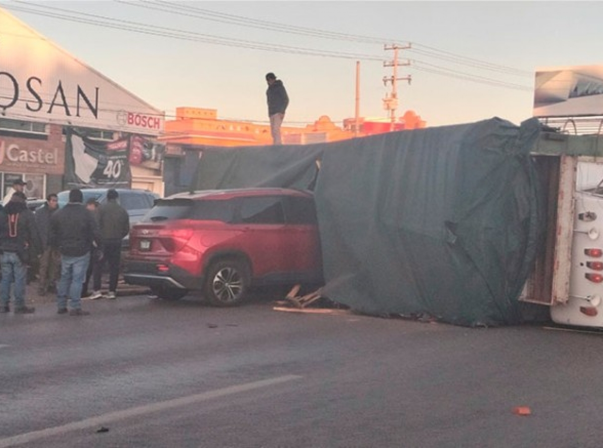 ¡Precaución! Tráiler volcado provoca choque con camioneta en la Toluca-Tenango