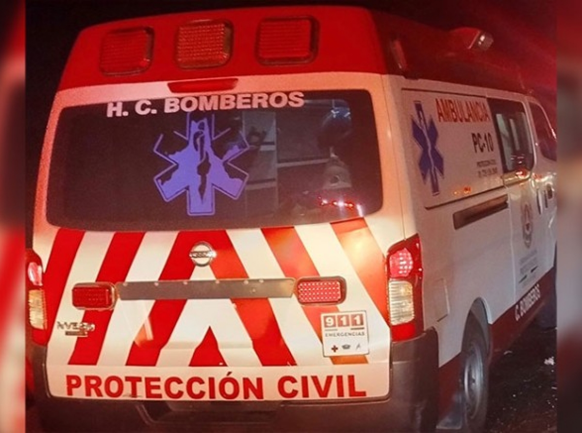 Camión se estrella contra puente y muere ayudante
