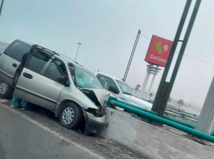 Camioneta se estrella contra muro en Bulevar Aeropuerto