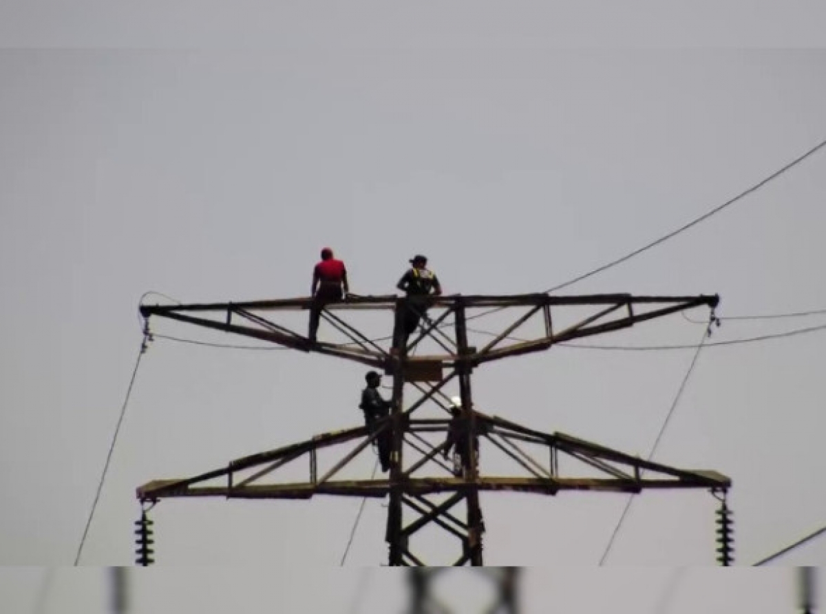 Joven intenta lanzarse de torre de alta tensión 