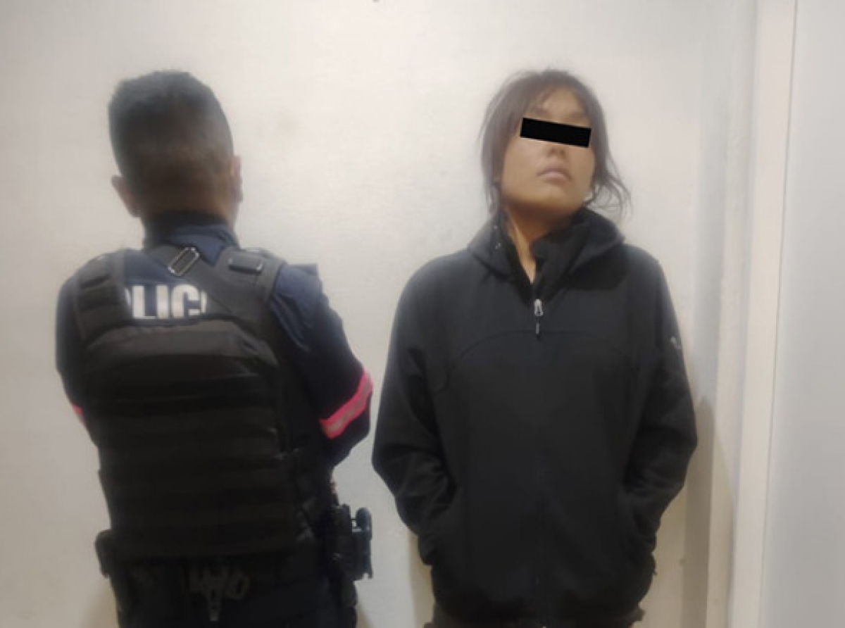 Detienen a mujer de 19 años por asaltar con cuchillo en transporte público