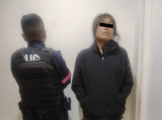 Detienen a mujer de 19 años por asaltar con cuchillo en transporte público