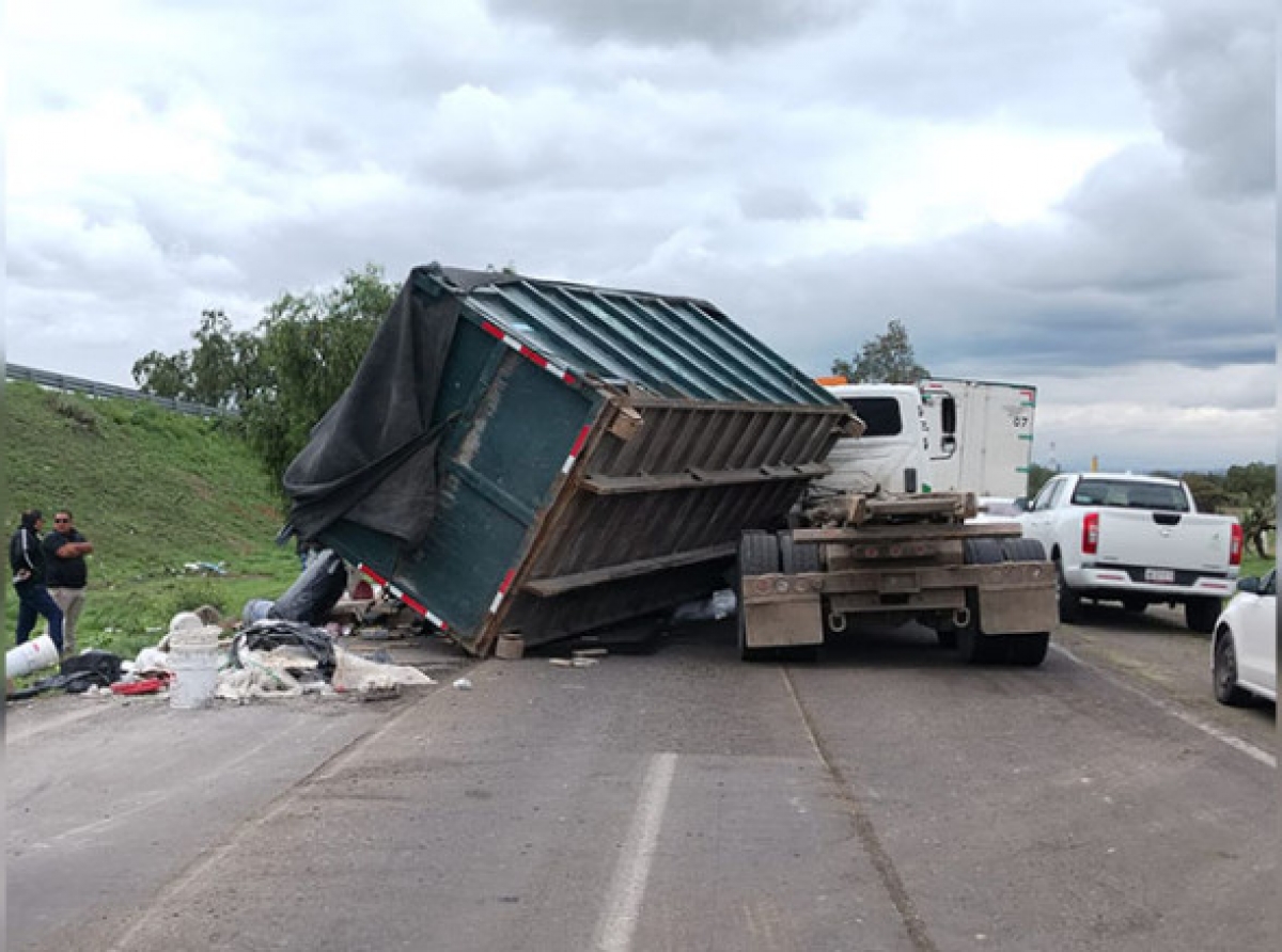 Contenedor de tráiler cae sobre automóvil; hay un lesionado 