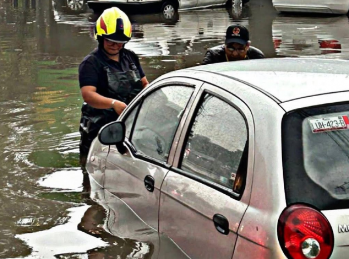 Inundaciones causan vehículos varados y rescates 