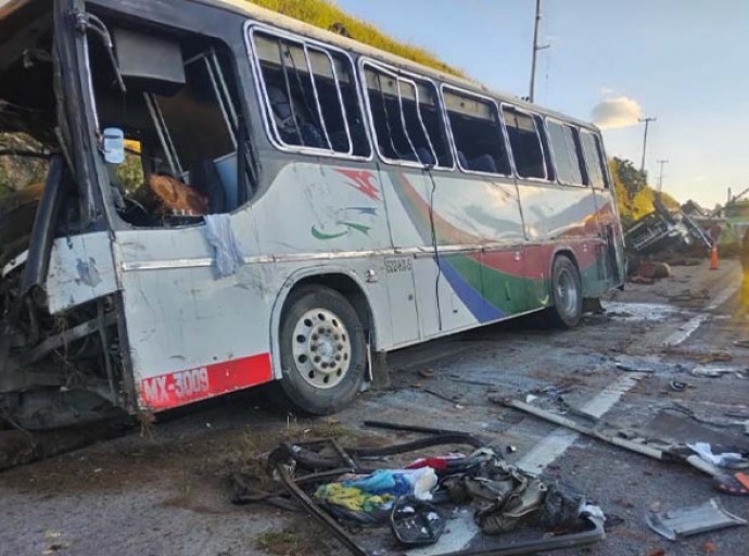 Choque entre camión y autobús deja 20 lesionados