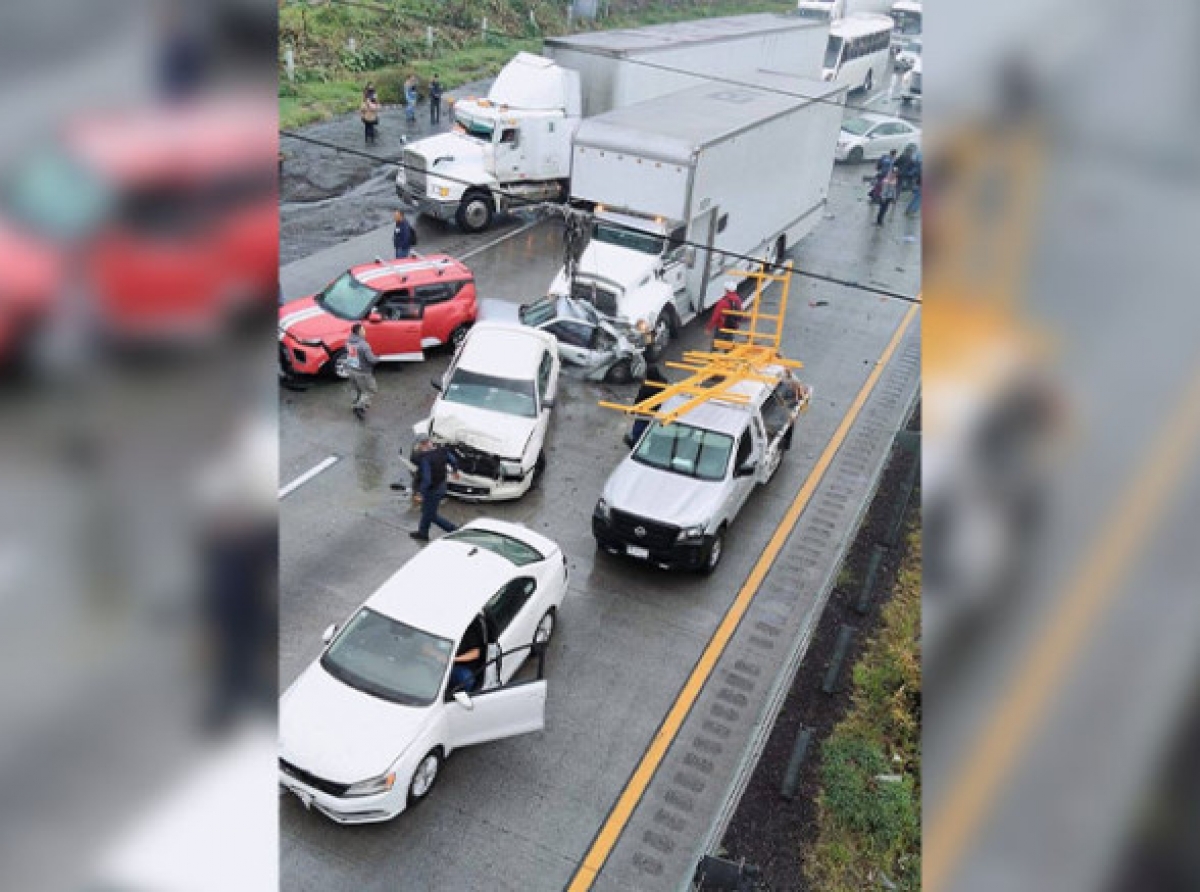 Tráiler provoca carambola en la México-Querétaro