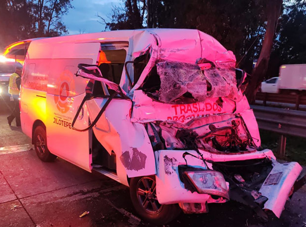  Mueren dos al chocar ambulancia 