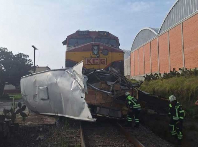 Cae conductor del autobús que chocó con un tren y provocó 10 muertes 