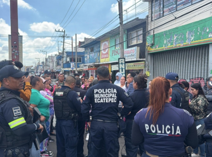 Arrestan a director y empleado de secundaria, por encubrir a conserje acusado de abuso 