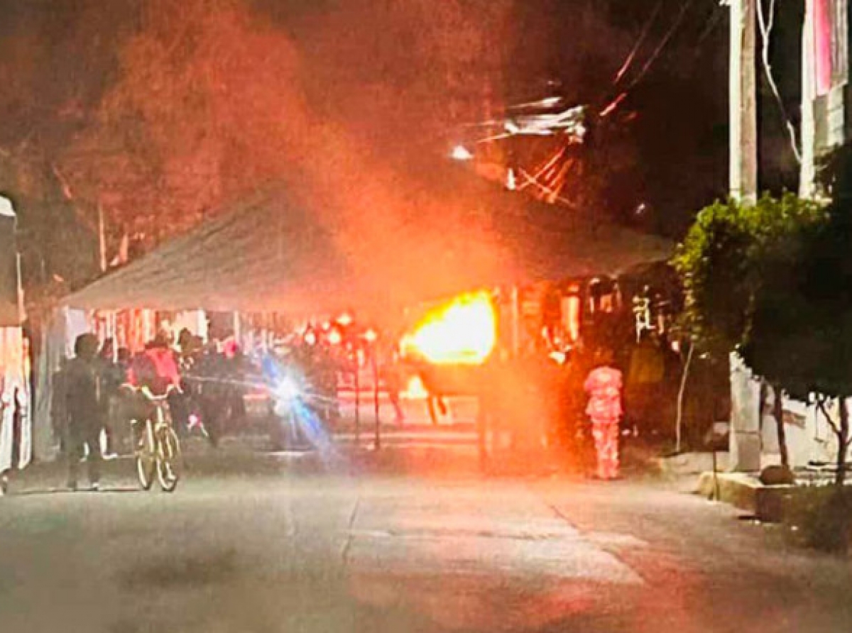 Intentan linchar a ladrón y queman patrulla frente a casa de alcaldesa