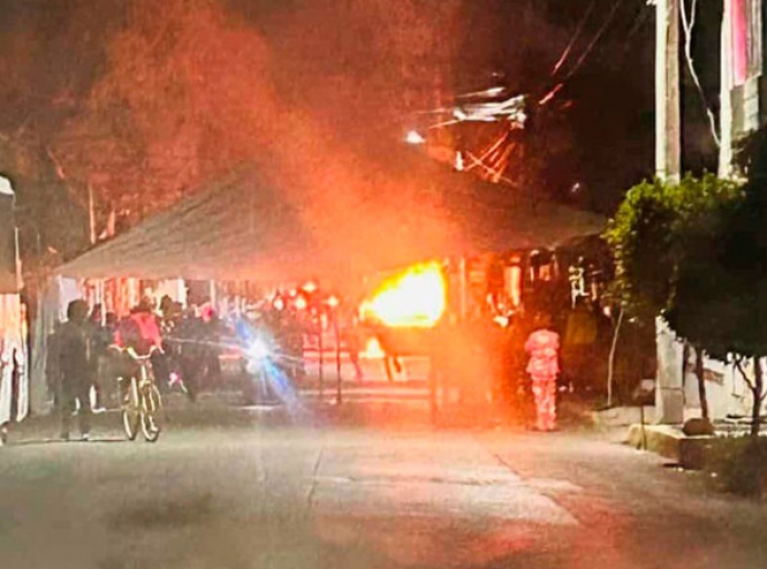 Intentan linchar a ladrón y queman patrulla frente a casa de alcaldesa