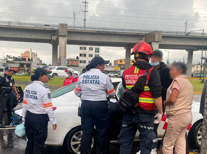 En plena lluvia, policías ayudan a mujer a dar a luz en taxi 