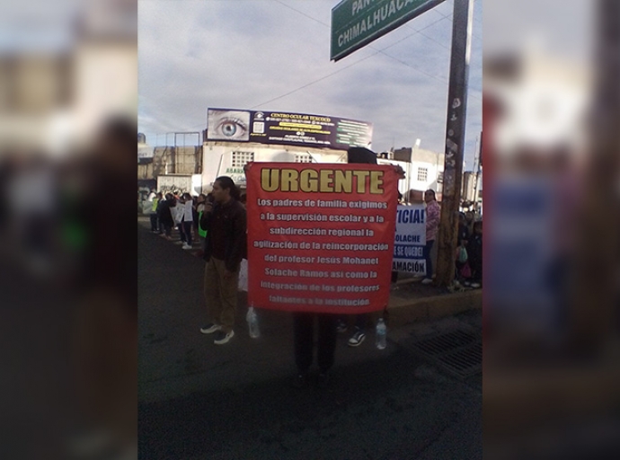 Protestan padres y alumnos contra directivos escolares 