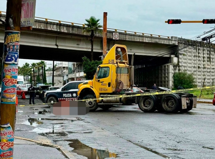 Muere motociclista arrollado por tráiler