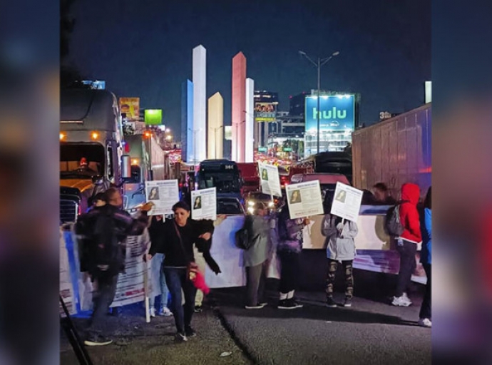 Sigue bloqueo en Periférico Norte por Kimberly