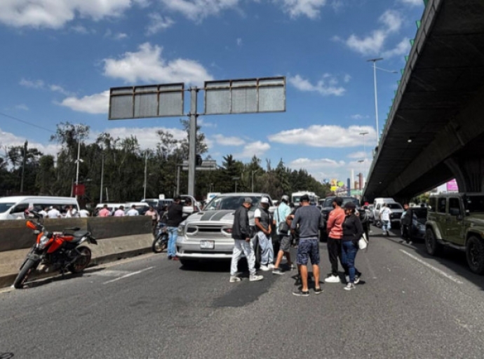  Transportistas bloquean más de ocho horas Periférico Norte 