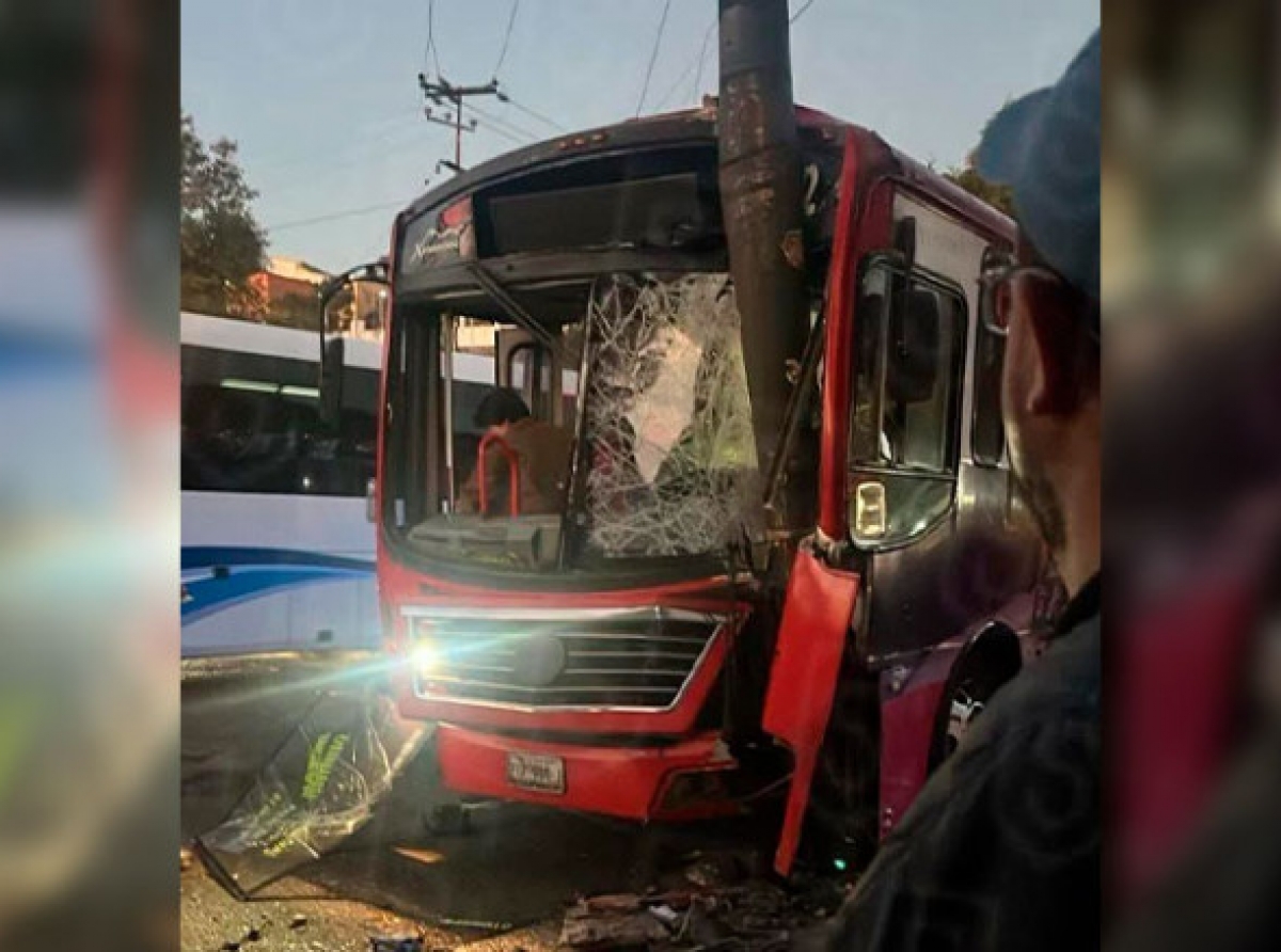 Choque entre autobús y taxi deja varios heridos 