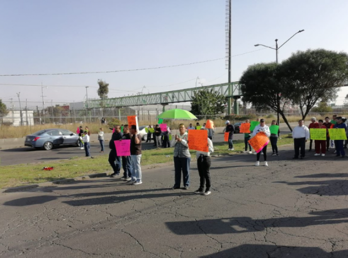 Trabajadores del TESE bloquean la Avenida Central