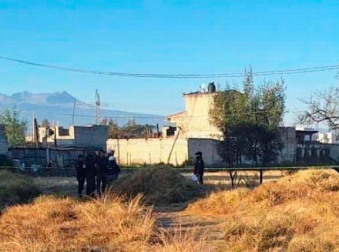 Hallan cadáver en canal de aguas negras