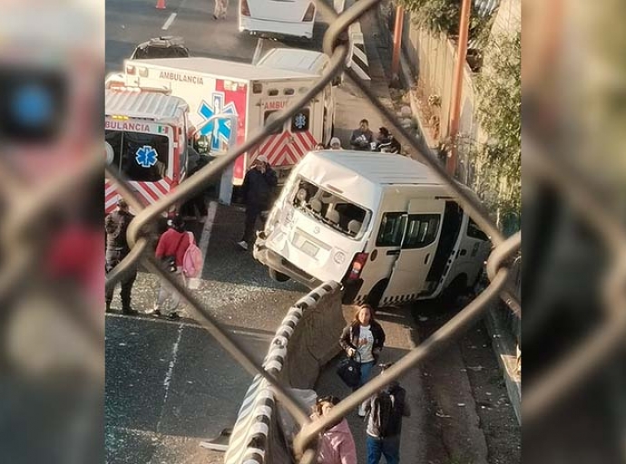 Choque entre unidades de transporte público deja varios heridos