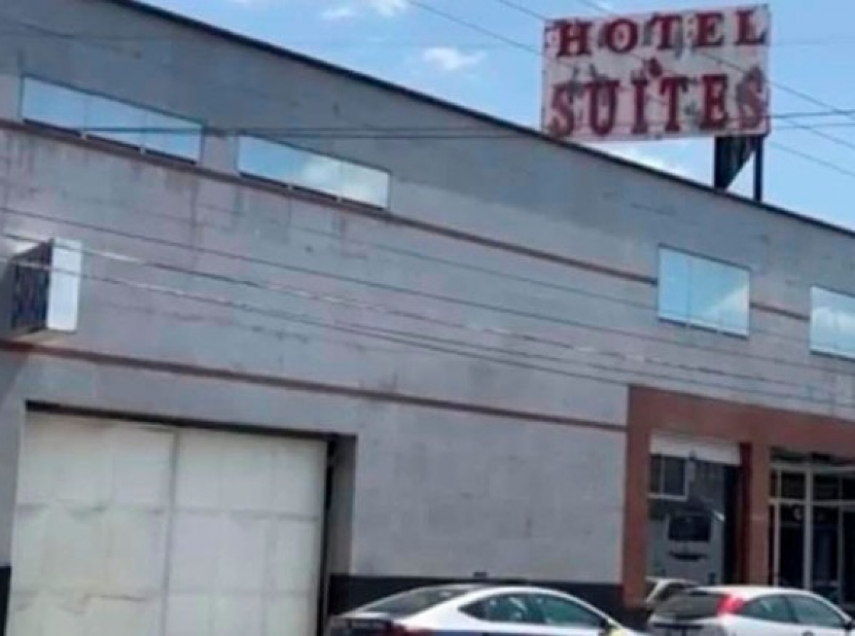 Localizan a un hombre sin vida en baños públicos