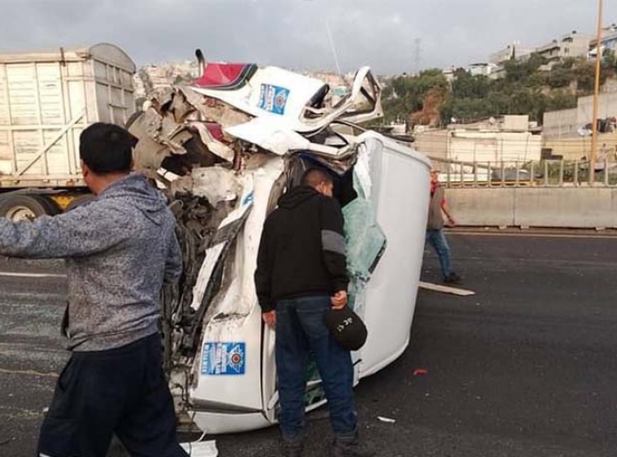 Unidad de transporte público vuelca en la México-Pachuca