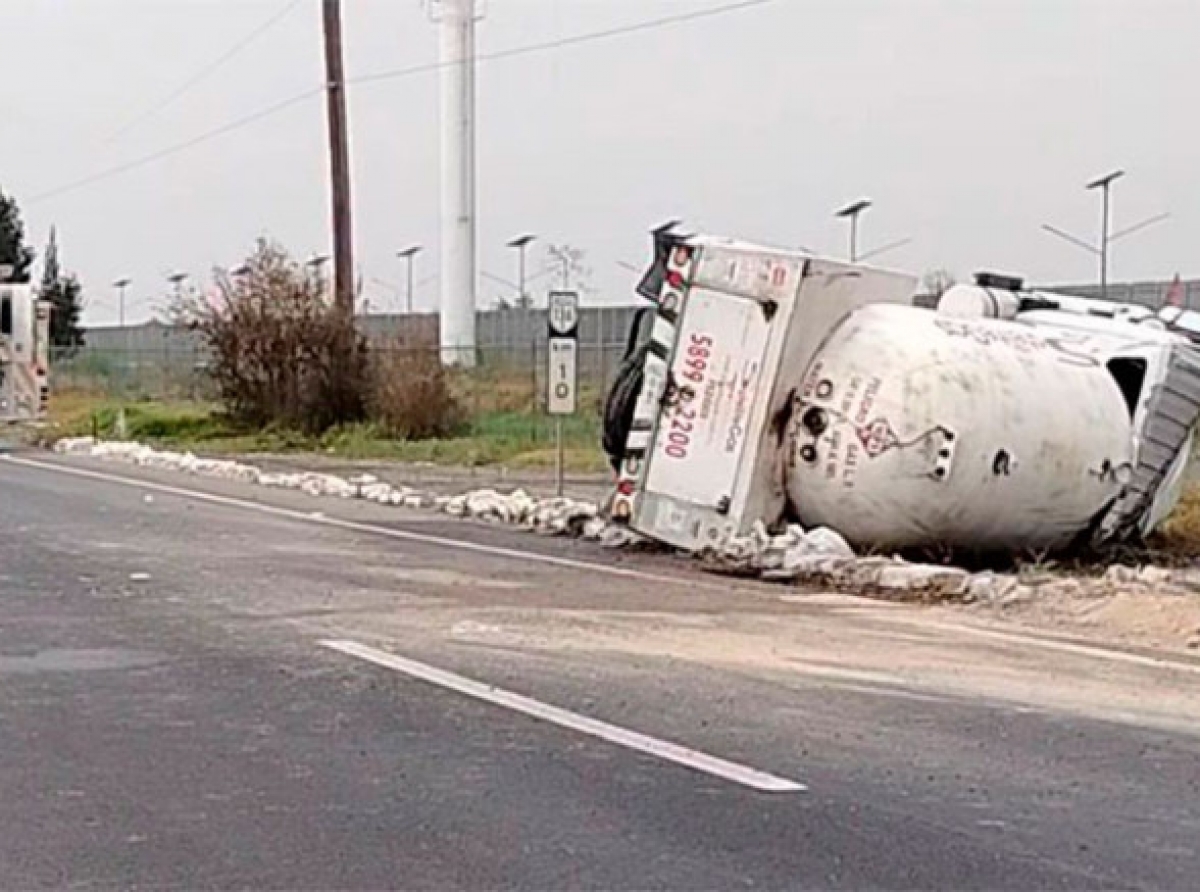 Paralizada la Peñón-Texcoco tras volcadura de pipa