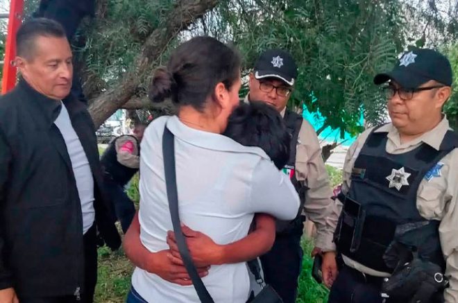 Joven pasa tres horas sobre un árbol en Tecámac