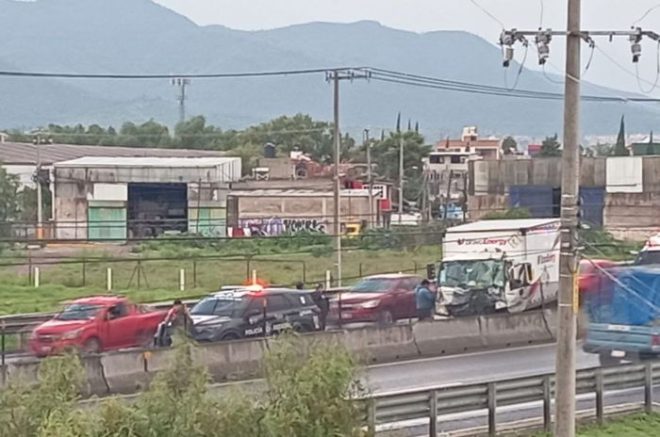 Accidente de camión paraliza el Circuito Exterior Mexiquense