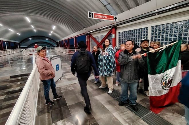 Vecinos protestan en estación Teyahualco; exigen reparación de viviendas afectadas